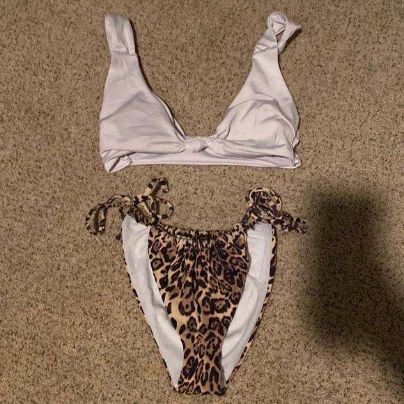 Bikini - Picture 1 of 8